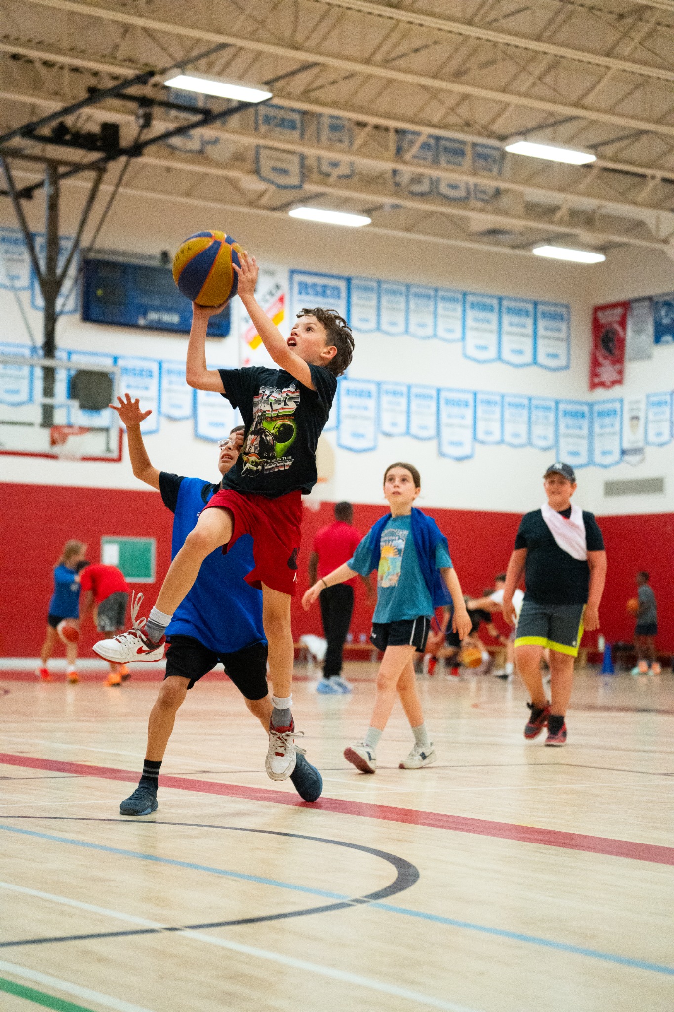 Jeune joueur en action pendant un entraînement de basketball
