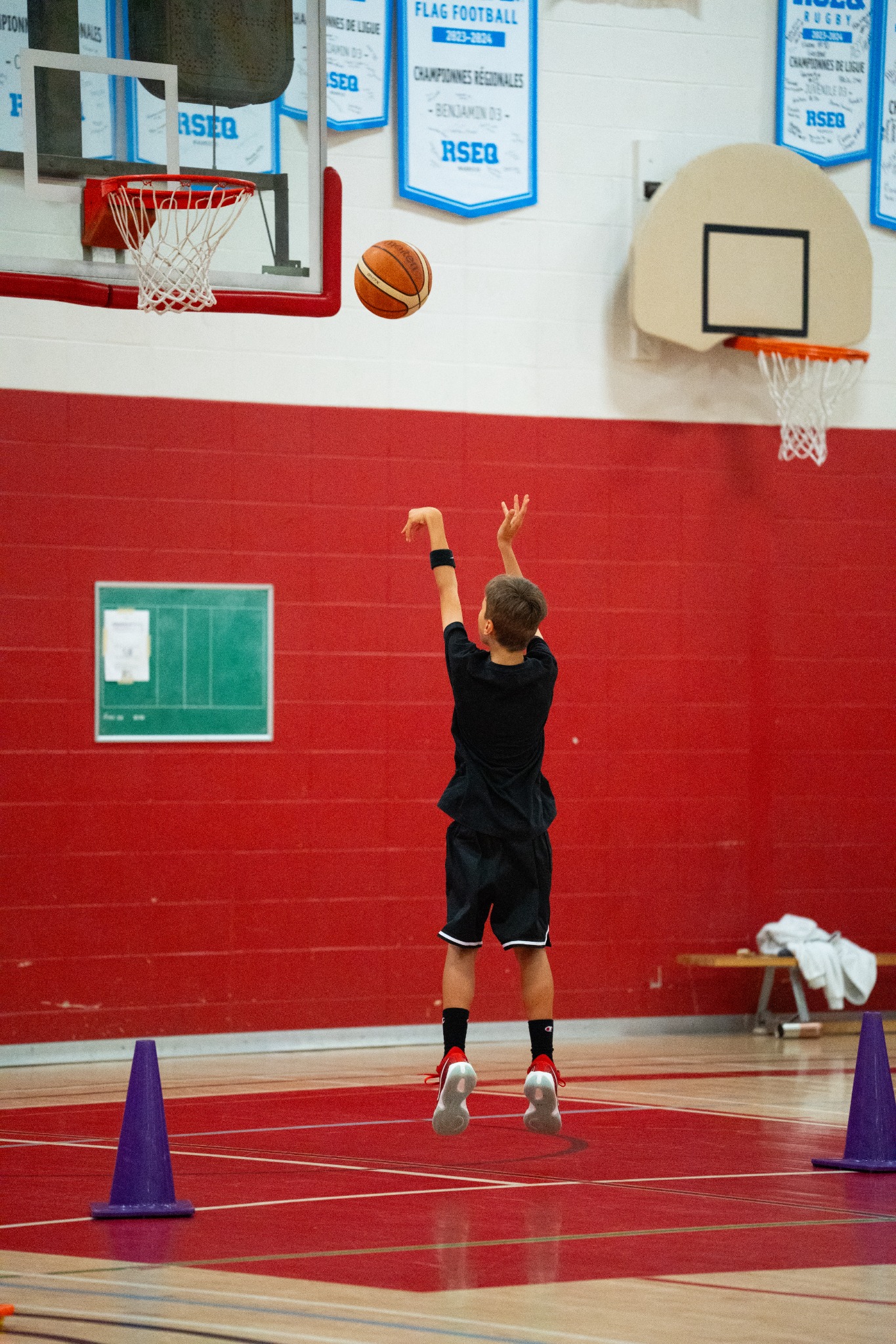 Jeunes joueurs pendant un entraînement de basketball